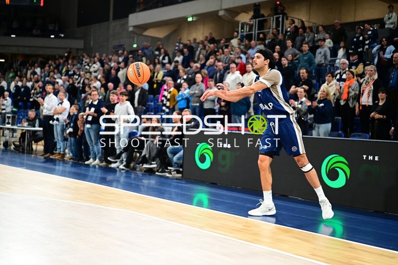 Erol Ersek (11; MLP Academics Heidelberg) passt