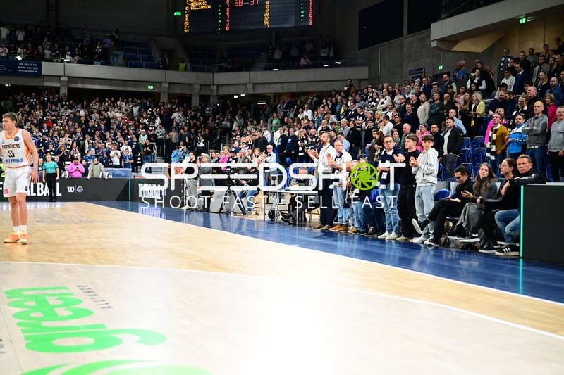 Szene mit Fans in der Halle