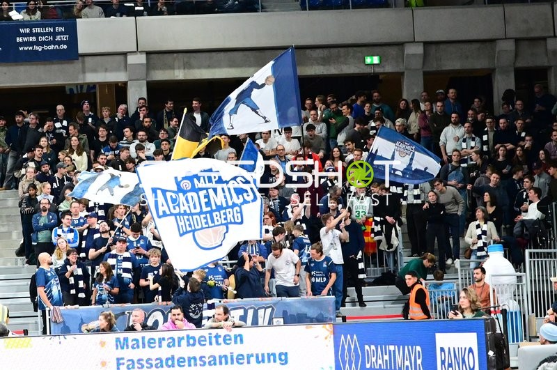 Fans zeigen Unterstützung mit Fahnen