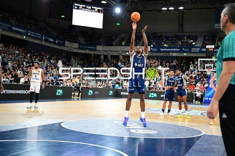 Osun Osunniyi (12; MLP Academics Heidelberg) beim Wurf