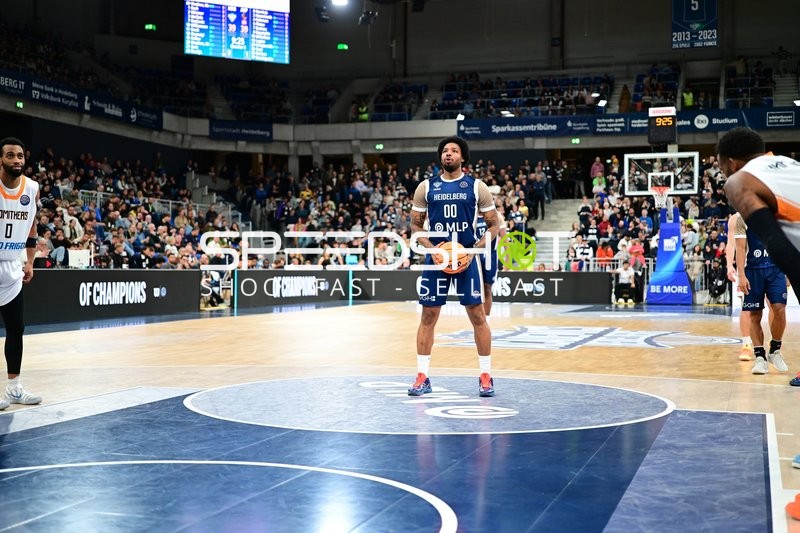 Marcus Weathers (00; MLP Academics Heidelberg) beim Freiwurf