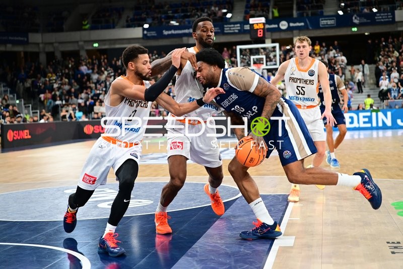 Spielszene mit Leyton Hammonds (2; Promitheas Patras Vikos Cola) und Marcus Weathers (00; MLP Academics Heidelberg)