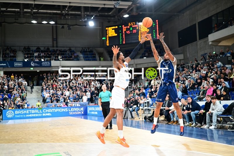 Spielszene mit Wurf und Verteidigung