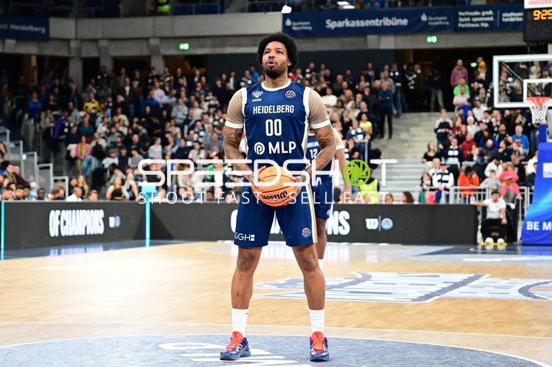 Marcus Weathers (00; MLP Academics Heidelberg) beim Freiwurf