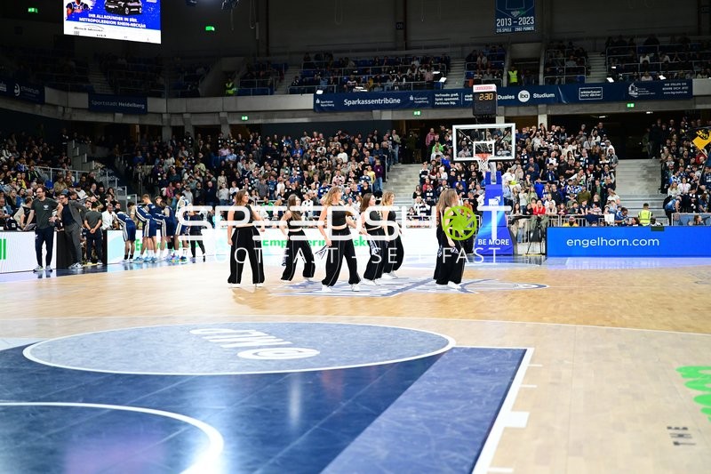 Szene mit Cheerleaderinnen auf dem Spielfeld