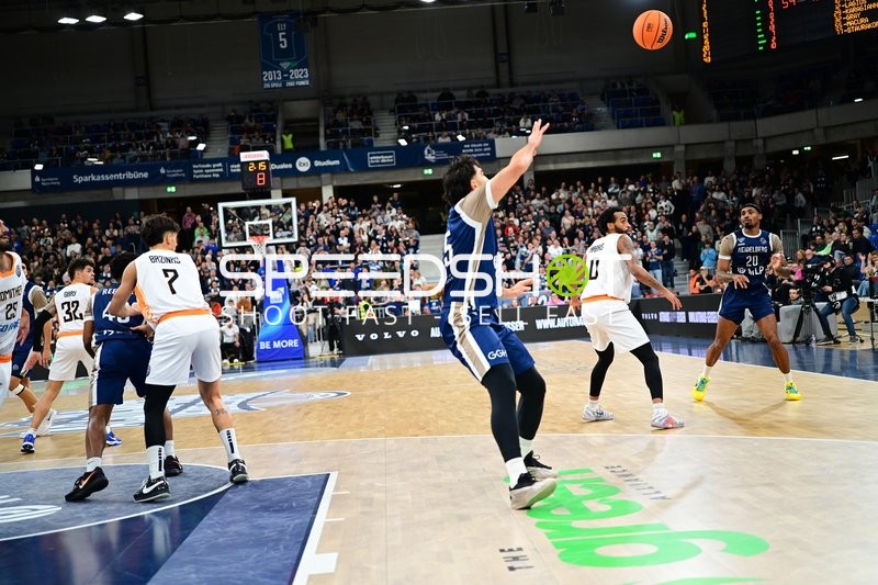 Basketball-Situation mit Michael Weathers (20; MLP Academics Heidelberg) und Rob Gray (32; Promitheas Patras Vikos Cola)