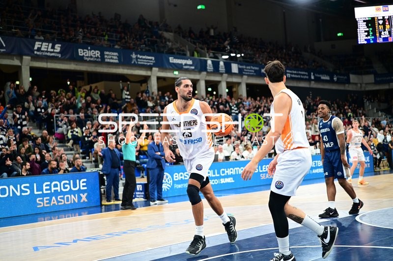 Antonios Karagiannidis (29; Promitheas Patras Vikos Cola) mit Ball