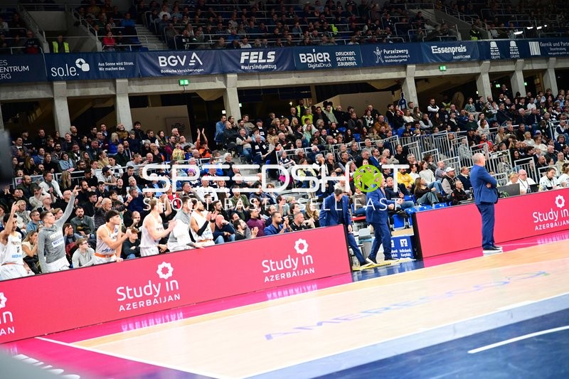 Szene mit Fans und Teammitgliedern am Spielfeldrand