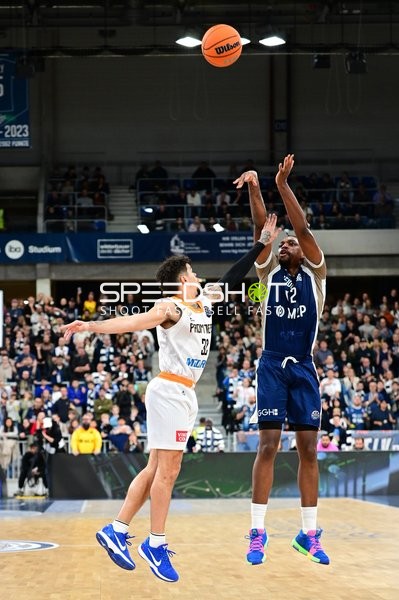 Osun Osunniyi (12; MLP Academics Heidelberg) mit Wurfversuch