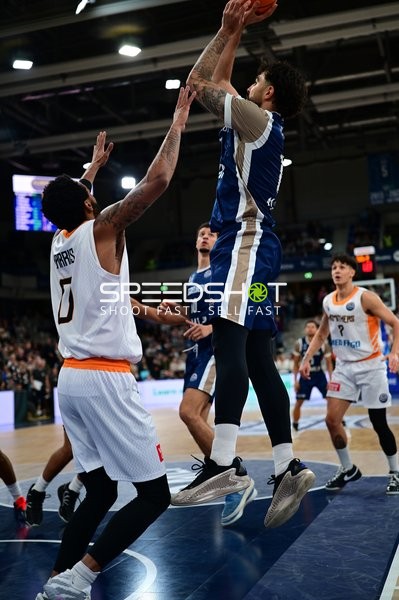 Samuell Williamson (10; MLP Academics Heidelberg) mit Wurfversuch