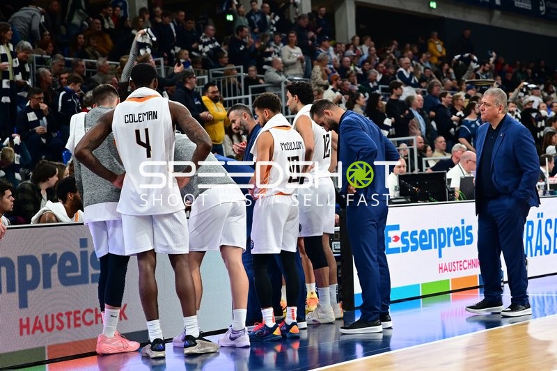 Timeout mit Nikos Arvanitis (998; Promitheas Patras Vikos Cola) und Rob Gray (32; Promitheas Patras Vikos Cola)