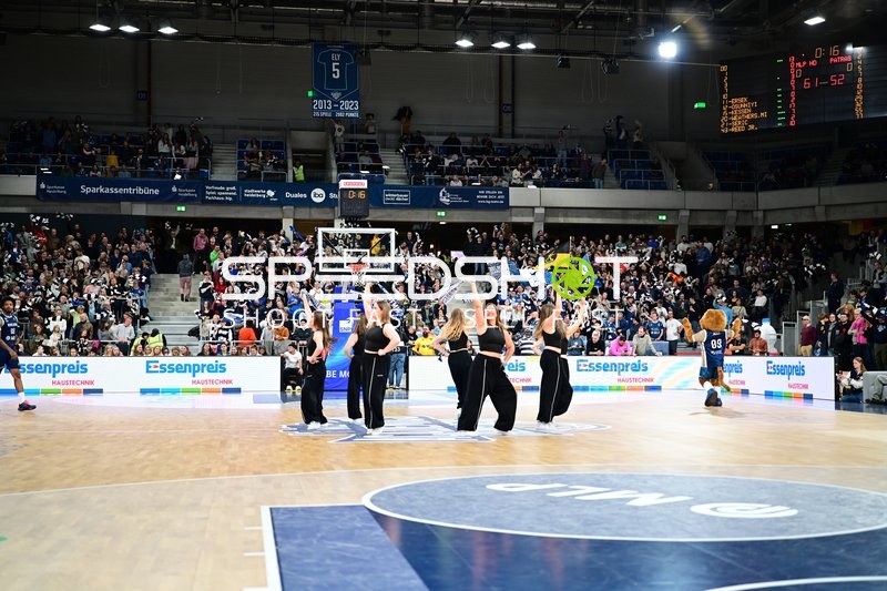 Halbzeitpause mit Tanzshow und Maskottchen