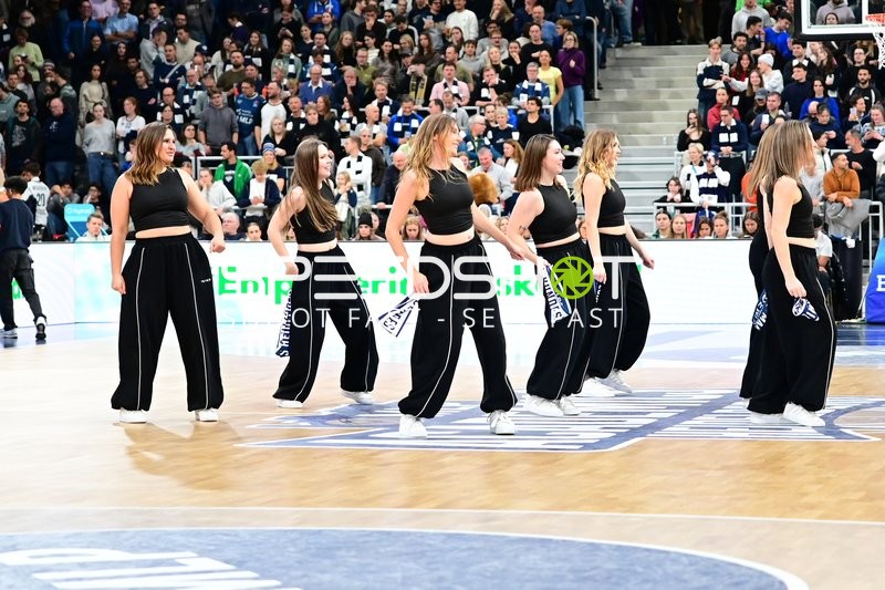 Cheerleader tanzen während Spielpause