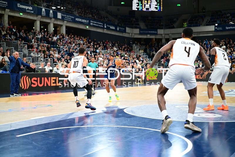 Michael Weathers (20; MLP Academics Heidelberg) mit Ball gegen Verteidigung