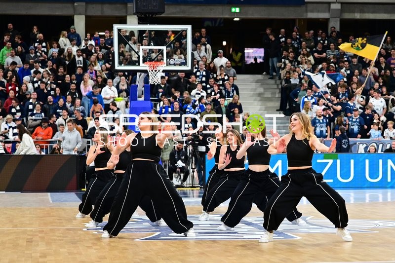 Tanzperformance der Cheerleader in der Halbzeitpause