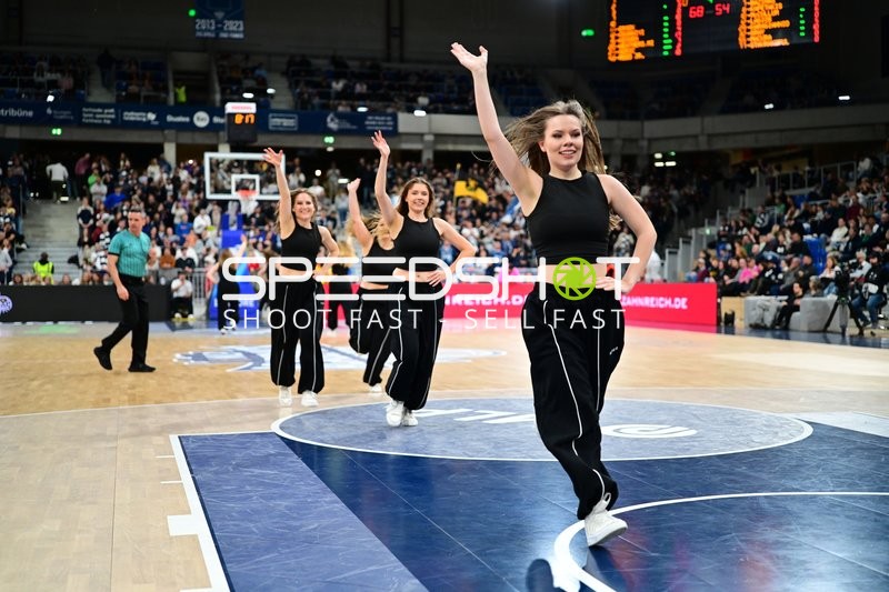 Cheerleader tanzen auf dem Spielfeld