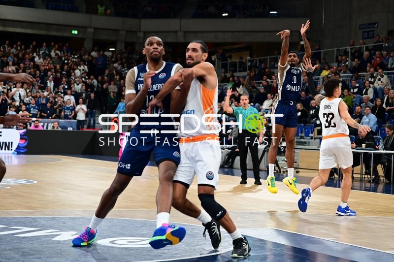 Spielszene mit Osun Osunniyi (12; MLP Academics Heidelberg) und Michael Weathers (20; MLP Academics Heidelberg)