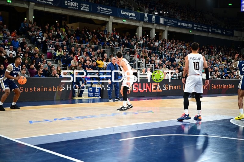 Eric Reed Jr. (43; MLP Academics Heidelberg) und Evdoxios Kapetakis (8; Promitheas Patras Vikos Cola) in Aktion