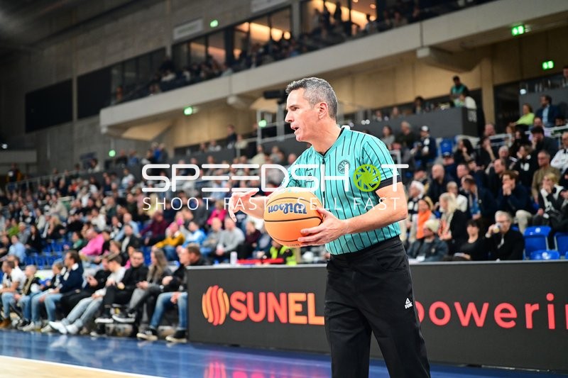 Schiedsrichter mit Ball am Spielfeldrand