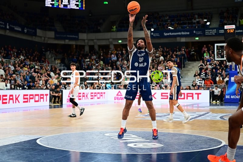 Marcus Weathers (00; MLP Academics Heidelberg) mit Wurf