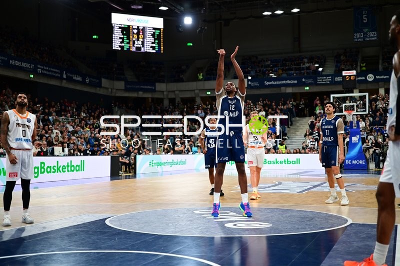 Wurf von Osun Osunniyi (12; MLP Academics Heidelberg) mit Verteidigung