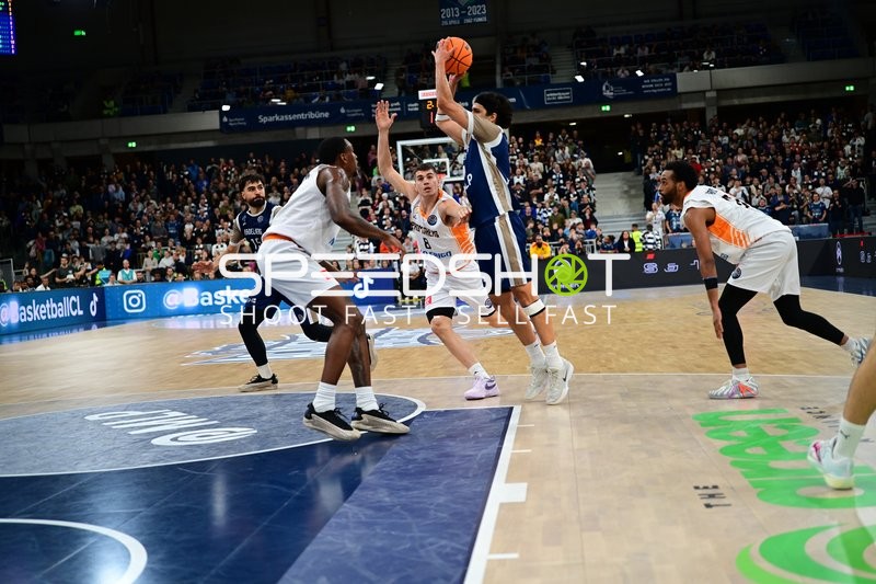 Spielszene mit Evdoxios Kapetakis (8; Promitheas Patras Vikos Cola) und Marcel Keßen (15; MLP Academics Heidelberg)