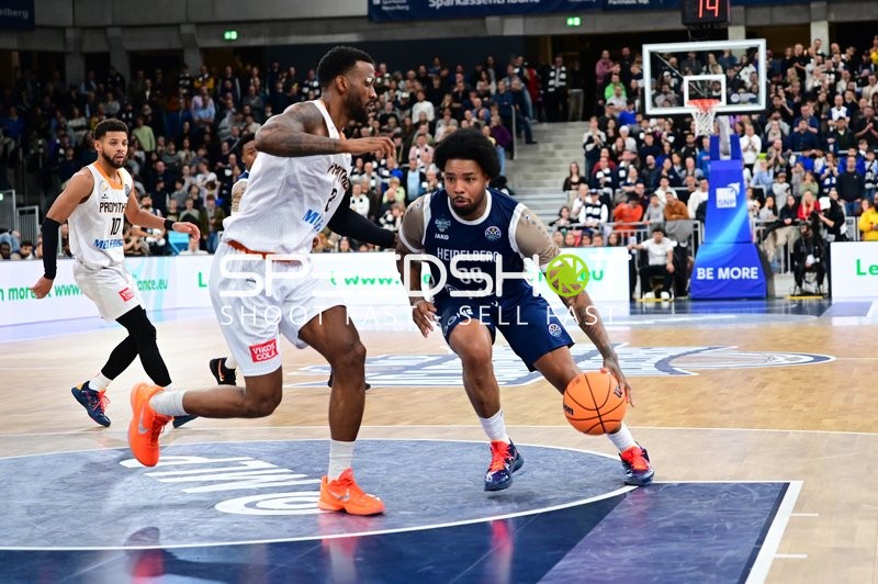 Kendale McCullum (10; Promitheas Patras Vikos Cola) mit Ball gegen Marcus Weathers (00; MLP Academics Heidelberg)