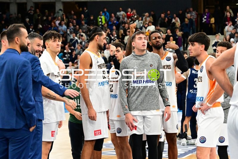 Szene mit Leyton Hammonds (2; Promitheas Patras Vikos Cola) und Teamkollegen