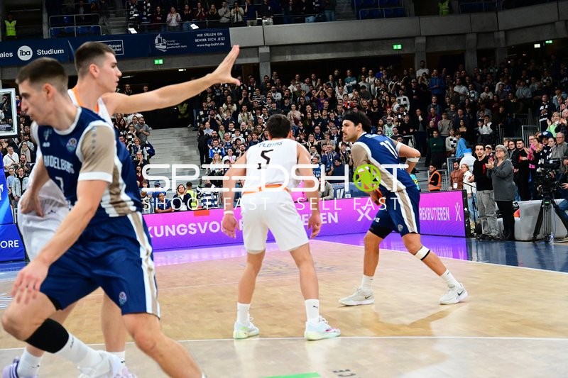 Spielszene mit Dusan Neskovic (7; MLP Academics Heidelberg) und Evdoxios Kapetakis (8; Promitheas Patras Vikos Cola)