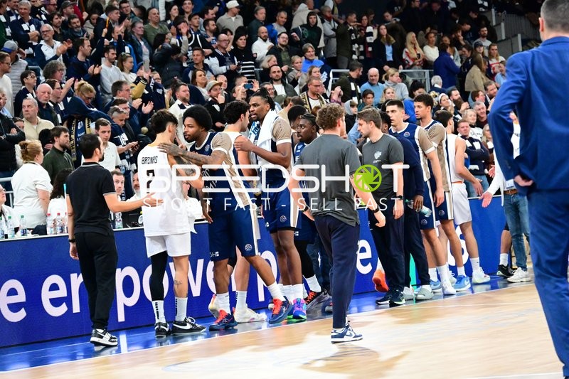 Szene mit Spielern am Spielfeldrand