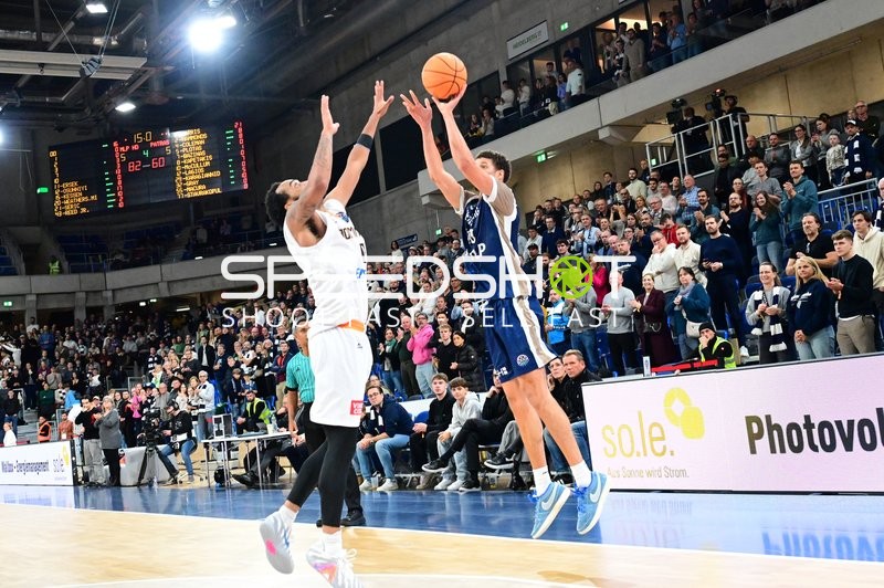 Samuell Williamson (10; MLP Academics Heidelberg) wirft gegen Claudell Harris Jr (0; Promitheas Patras Vikos Cola)