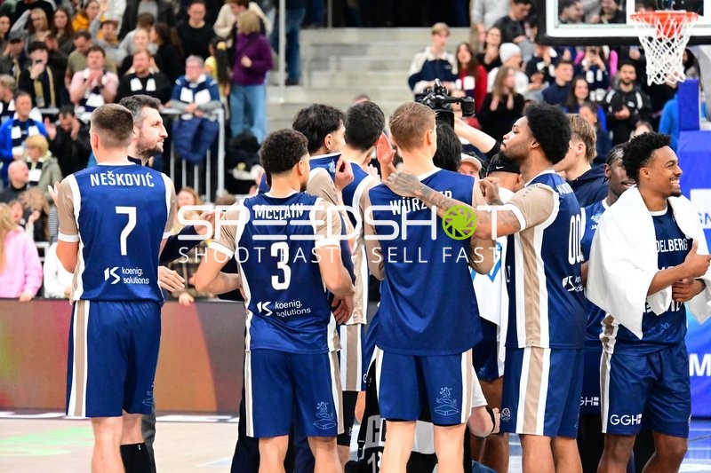 Jubel mit Paul Zipser (9; MLP Academics Heidelberg), Marcus Weathers (00; MLP Academics Heidelberg) und Eric Reed Jr. (43; MLP Academics Heidelberg)