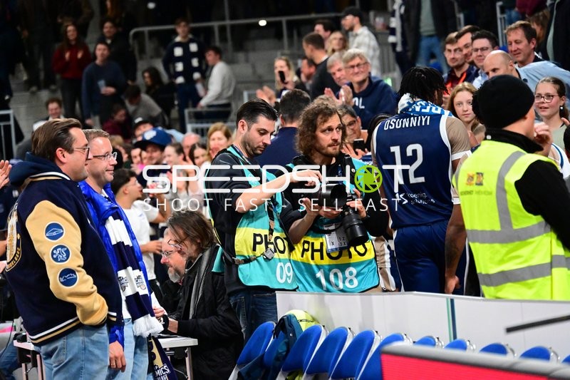 Szene am Spielfeldrand mit Fotografen