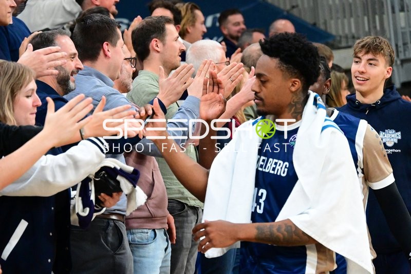 Spieler begrüßen Fans nach dem Spiel