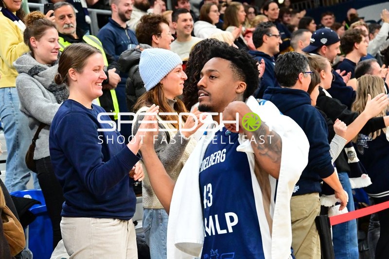 Eric Reed Jr. (43; MLP Academics Heidelberg) interagiert mit Fans