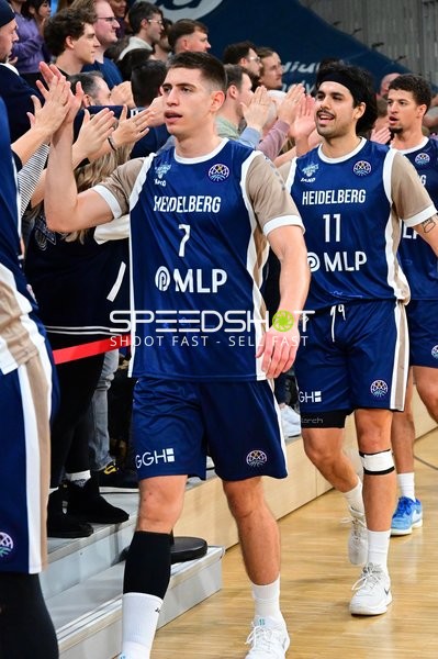 Spieler Dusan Neskovic (7; MLP Academics Heidelberg), Erol Ersek (11; MLP Academics Heidelberg) und Samuell Williamson (10; MLP Academics Heidelberg) begrüßen Fans