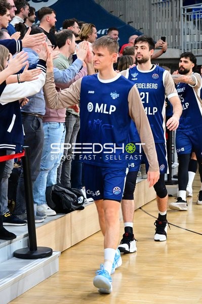 Spieler Mateo Seric (21; MLP Academics Heidelberg), Niklas Würzner (2; MLP Academics Heidelberg) und Marcel Keßen (15; MLP Academics Heidelberg) begrüßen Fans
