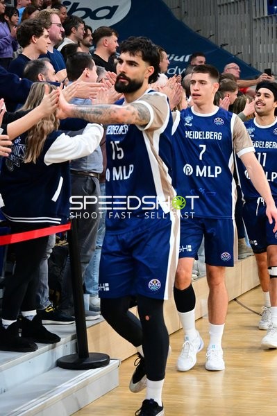 Spieler begrüßen Fans