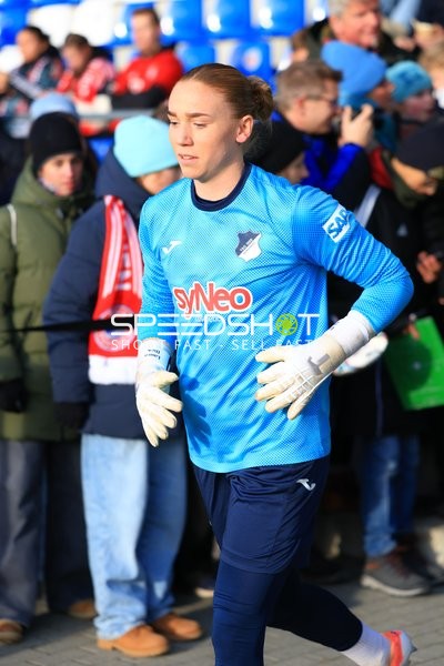 Torwart Laura Dick (1; TSG Hoffenheim Frauen) in Aktion