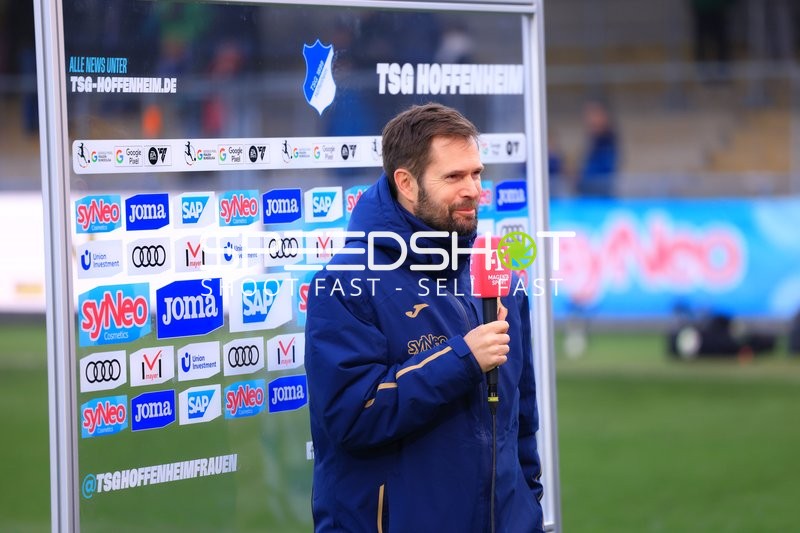 Trainerinterview am Spielfeldrand