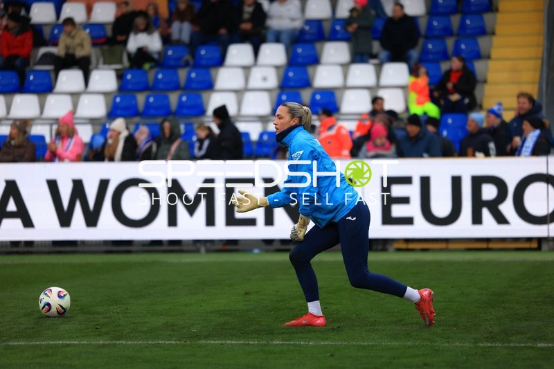 Torwart Juliane Schmid (27; TSG Hoffenheim Frauen) in Aktion