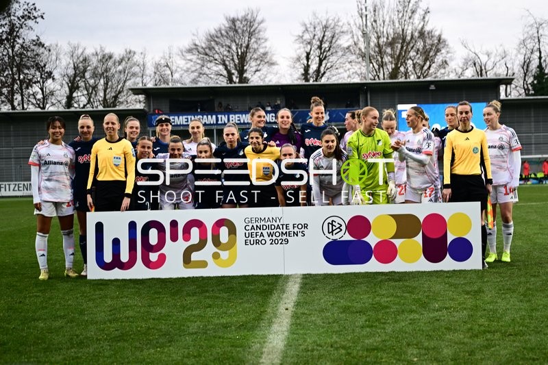 Teams posieren gemeinsam