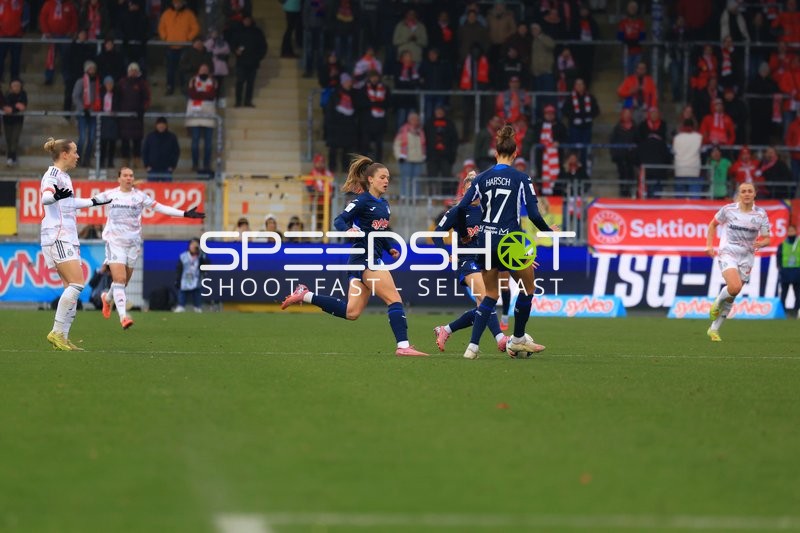 Spielszene mit Franziska Kett (20; FC Bayern München) und Valesca Ampoorter (18; TSG Hoffenheim Frauen)