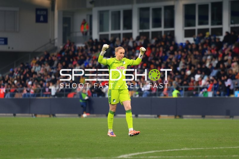 Torwart Laura Dick (1; TSG Hoffenheim Frauen) in Aktion