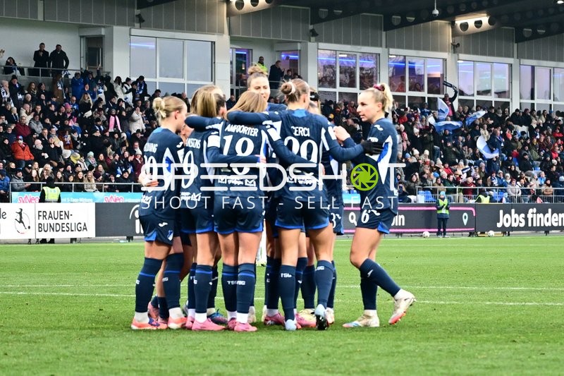 Spielerinnen im Teamkreis