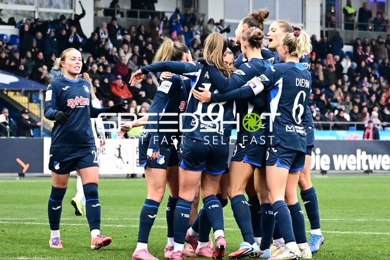 Spielerinnen feiern gemeinsam