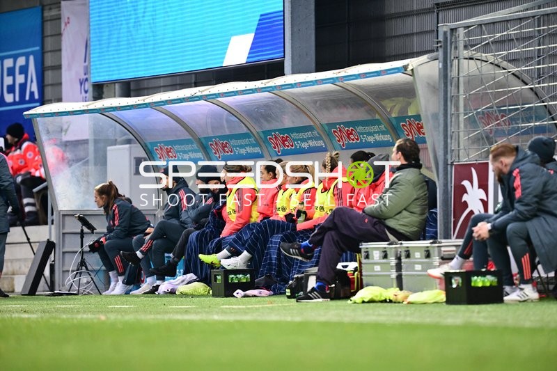 Torwarttrainer auf der Bank