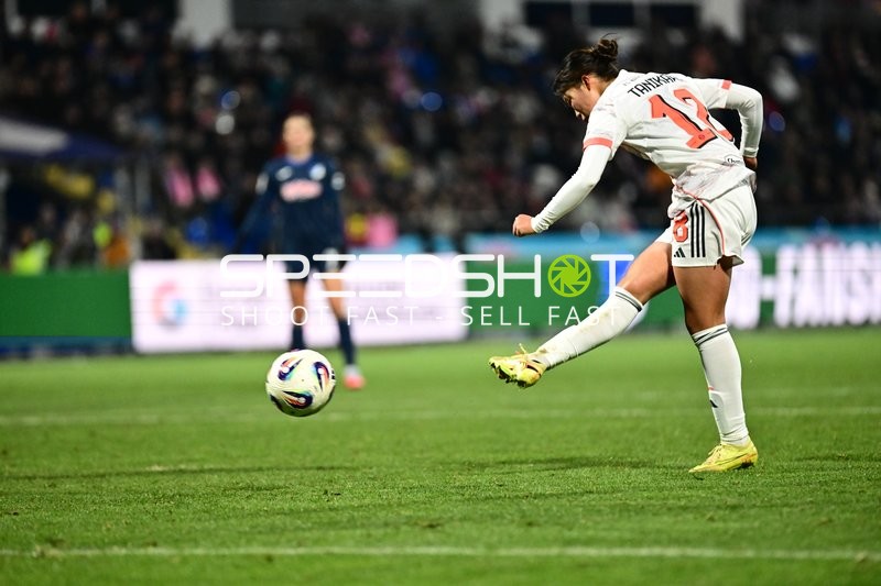 Schuss von Momoko Tanikawa (18; FC Bayern München)
