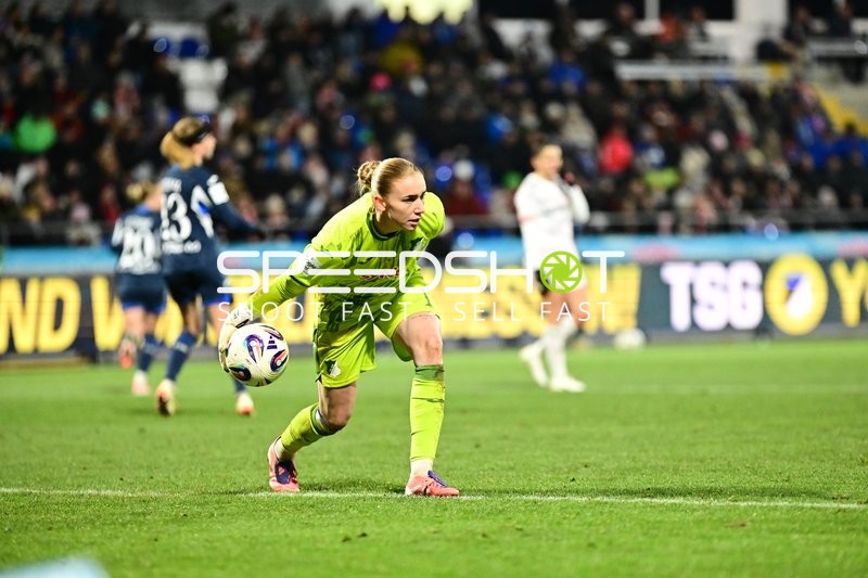Torwartin wirft den Ball