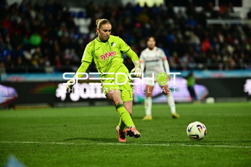 Torwart Laura Dick (1; TSG Hoffenheim Frauen) spielt Ball